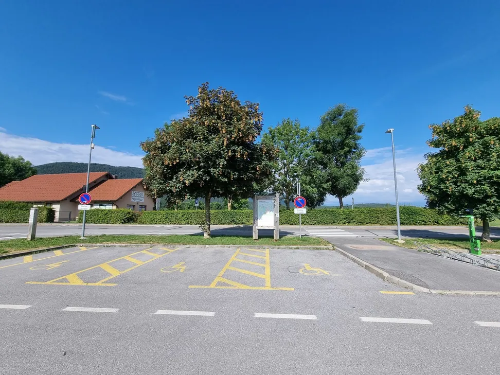 Označeno parkirišče za invalide na Dolenjem Jezeru v bližini Centra za obiskovalce Cerkniško jezero.