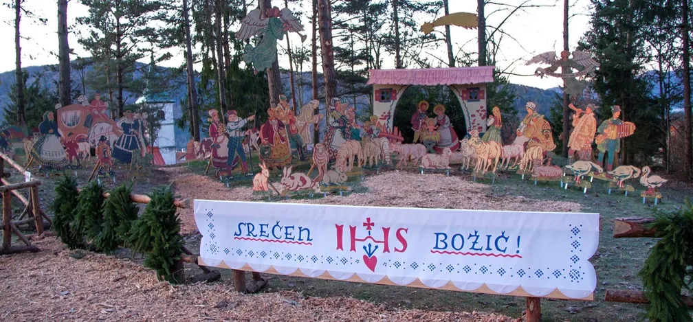 A life-size wooden nativity scene based on motifs by painter Maksim Gaspari, set up in Selšček. The photo was taken at dusk, so the festive lighting gives it a special Advent touch.