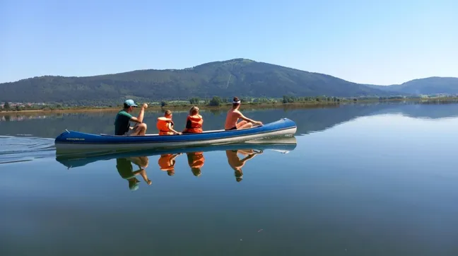 Družina na kanuju.