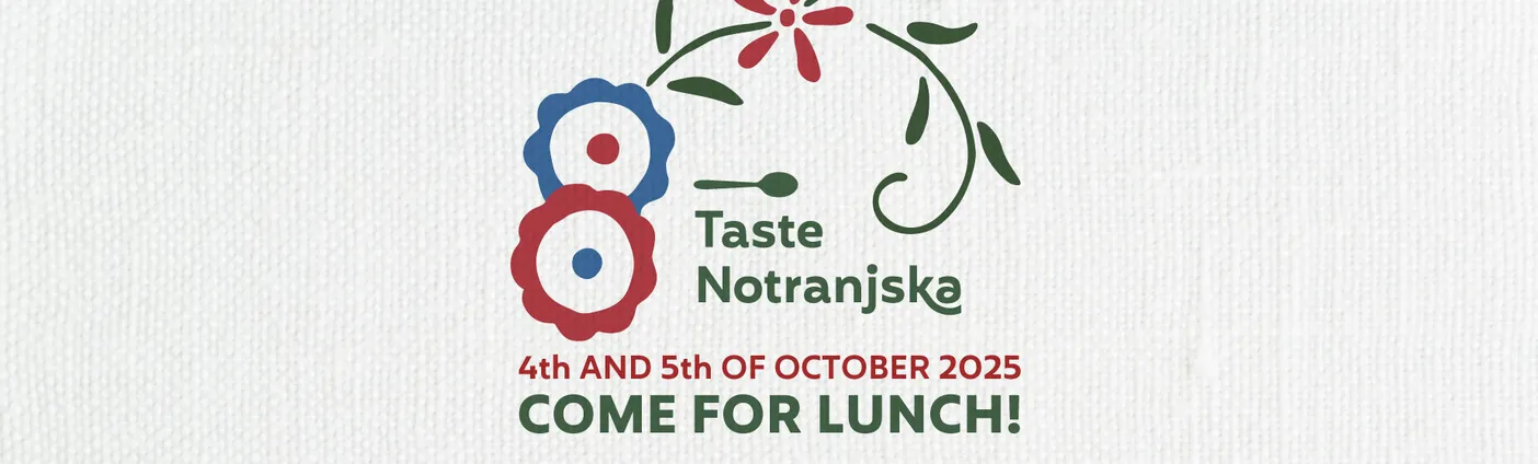 Na bež podlagi je logotip za kulinarični festival Okusi Notranjske, katerega sestavljata rdeča in modra roža z zeleno vejo in žlico nad napisom Taste Notranjska.