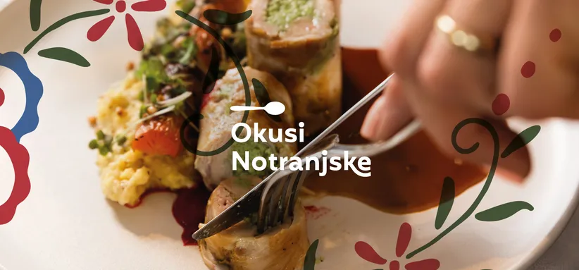 Logotip za kulinarični festival Okusi Notranjske, napis v stilizirani beli pisvi, v ozadju krožnik z lokalno jedjo ter vilice in nož v roki. Ob robu cvetlični vzorček, del grafične podobe za Okuse Notranjske.