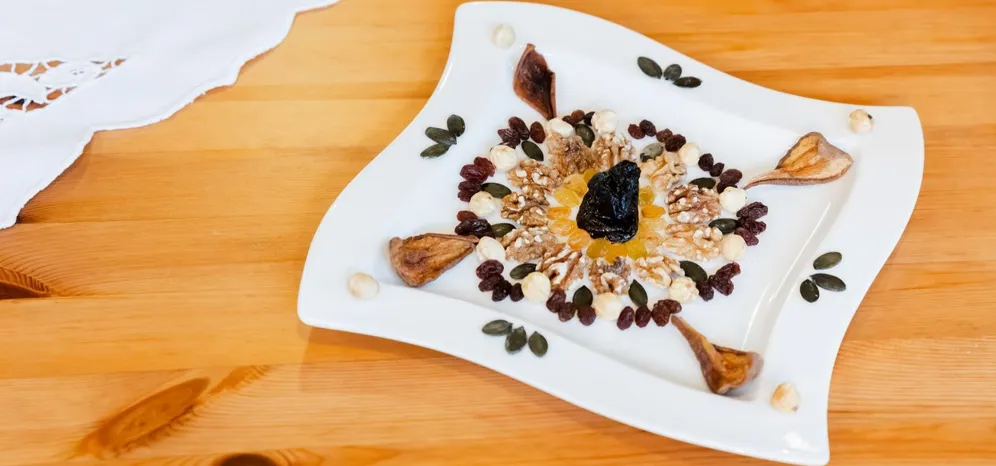 Plate of walnuts, seeds and dried fruit prepared to accompany the tasting.