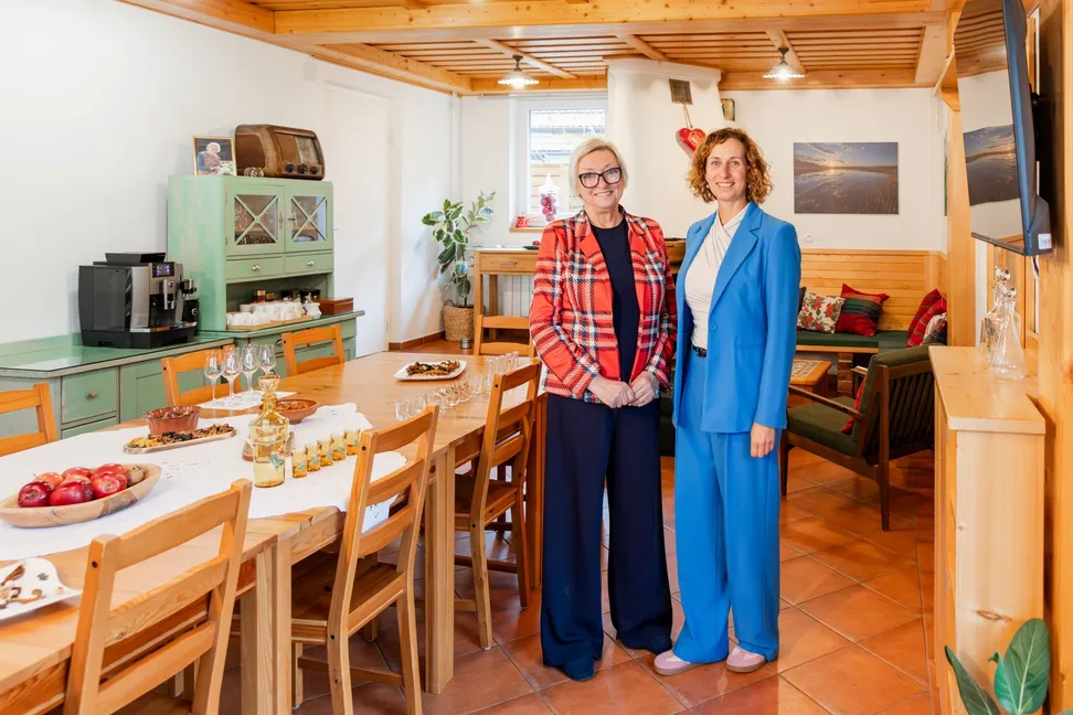 Magda Debevc in Mojca Debevc predstavljata degustacijo delavnico Žganjekuha na Notranjskem.