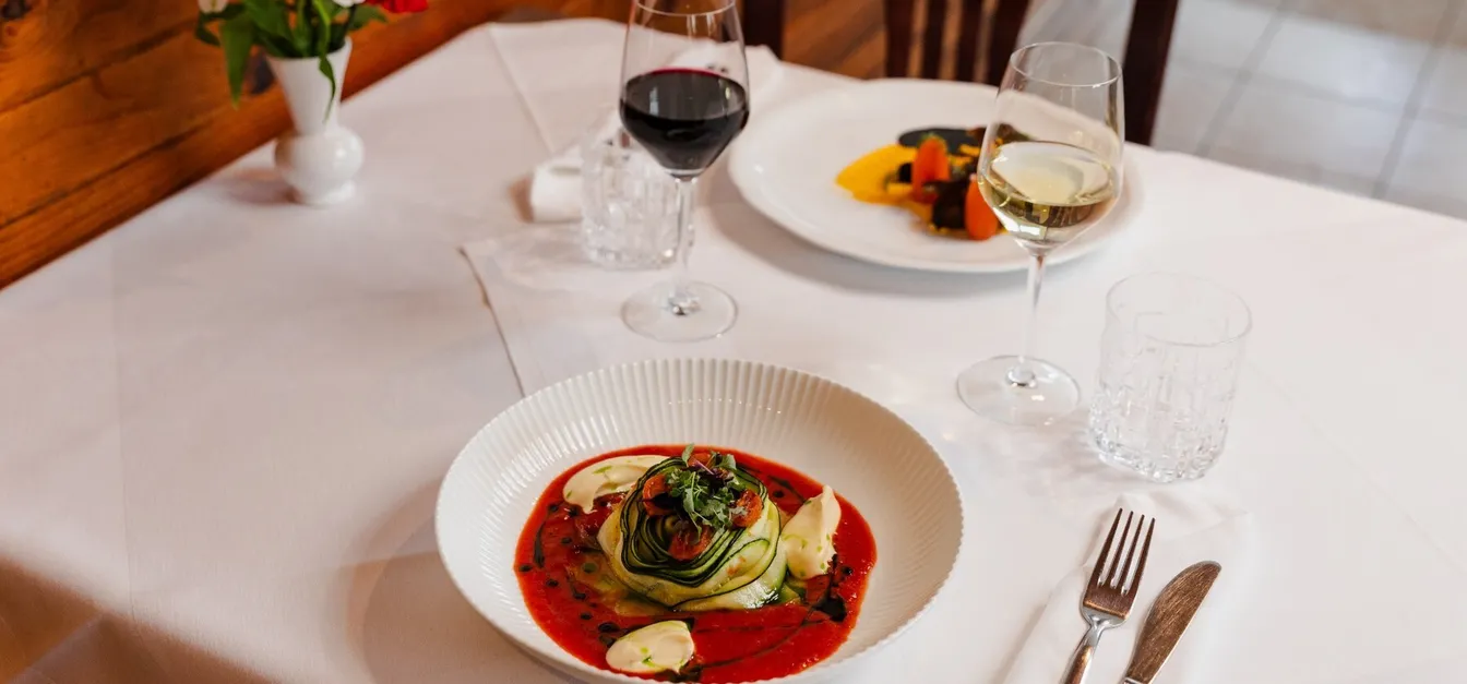 Ratatouille po notranjsko in glavna jed mesnega menija z vinsko spremljavo v gostilni Pri Stani.