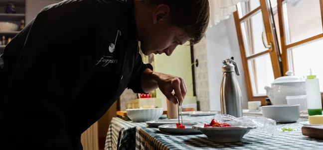 Chef med pripravo jedi za festival Okusi Notranjske.