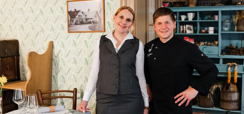 Gostiteljica in chef v Notranjski hiši med festivalom Okusi Notranjske.