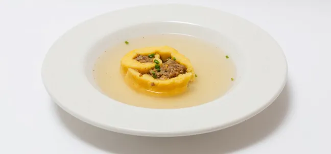 Goveja juha z domačo mesno rolado.