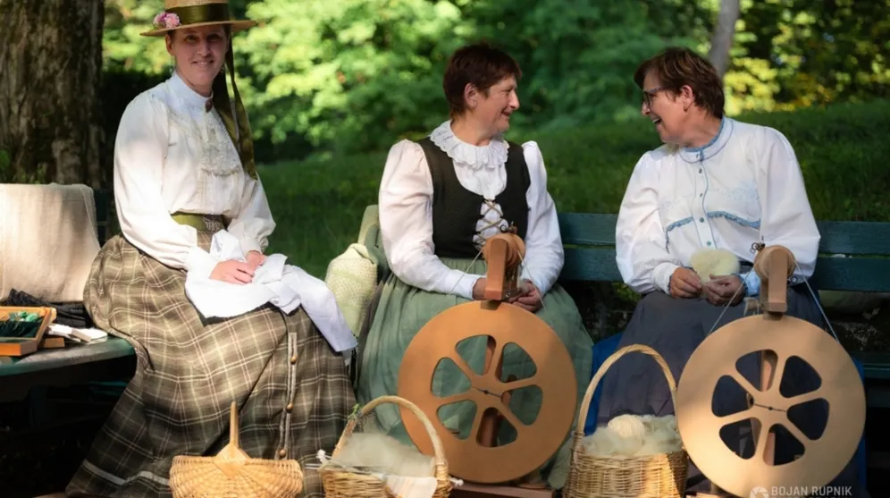 Grofica Greta s predicami na Cerkniškem jezeru.