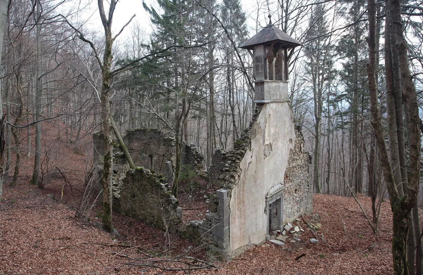 Ruševine Cerkvice svetega Miklavža na Slivnici.