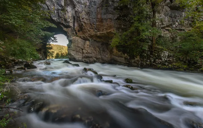 Veliki naravni most v Rakovem Škocjanu, skozenj teče potok Rak.