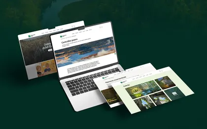 Prikaz več zaslonskih maket spletnega mesta na prenosniku in lebdečih oknih, postavljenih na temno zeleno ozadje.