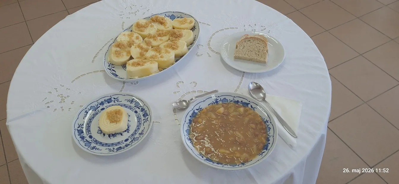 Tradicionalna notranjska jed s skutnimi štruklji, fižolovo enolončnico in domačim kruhom.
