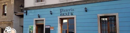 Vhod v gostilno Glaž'k z napisom. Fasada pri vhodu je modre barve.