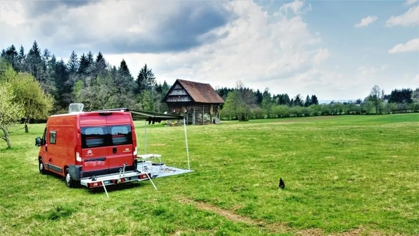 Pogled na kombi v kampu na travniku.