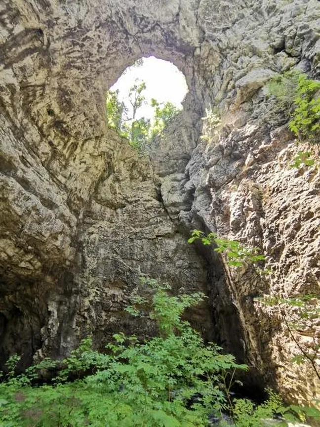 Pogled proti oboku Malega naravnega mostu od spodaj navzgor.