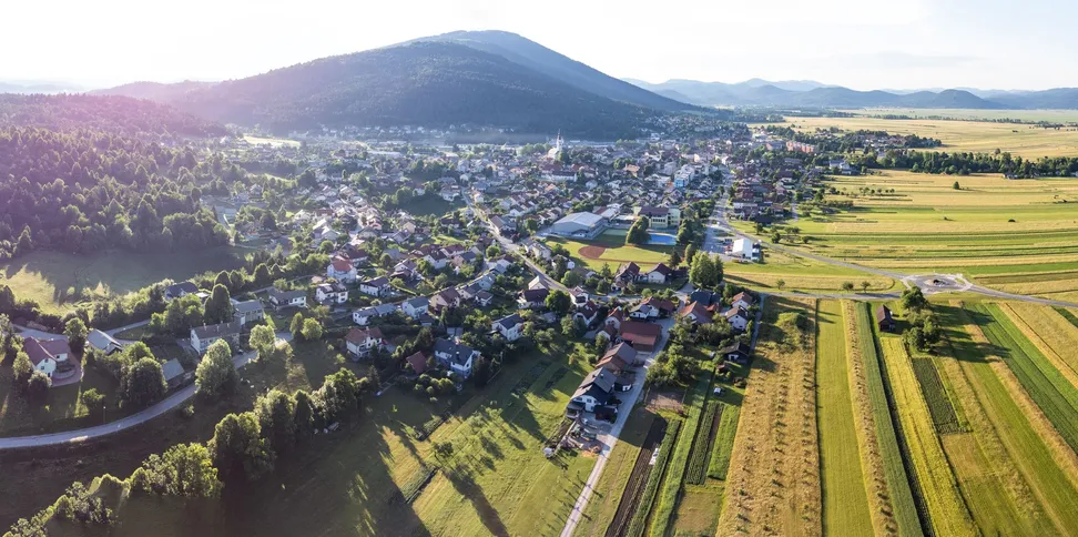 Občina Cerknica, panoramski pogled na naselje Cerknica iz smeri Rakek.
