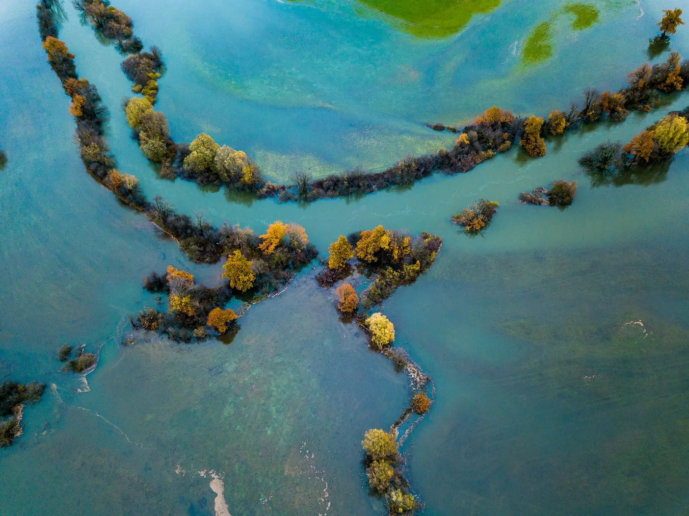 Cerkniško jezero s ptičje perspektive - panoramski pogled na srednje visok vodostaj.