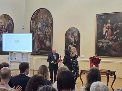 Vekoslav Kebe prejema Valvasorjevo priznanje za leto 2025 v Narodni galeriji v Ljubljani.