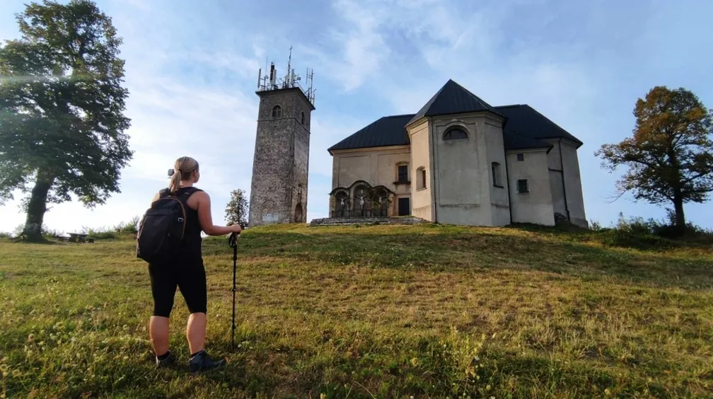 Pohodnica se približuje cerkvi na Križni gori.