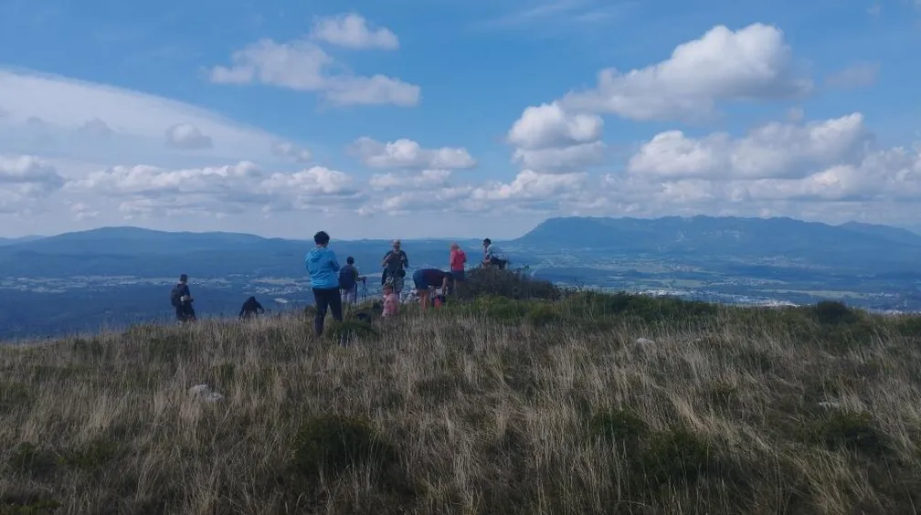 POhodniki na vrhu gore z lepim razgledom.