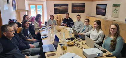 Koordinacijski sestanek partnerjev projekta LIFE TRŠCA v sejni dvorani na Taboru, Cerknica.