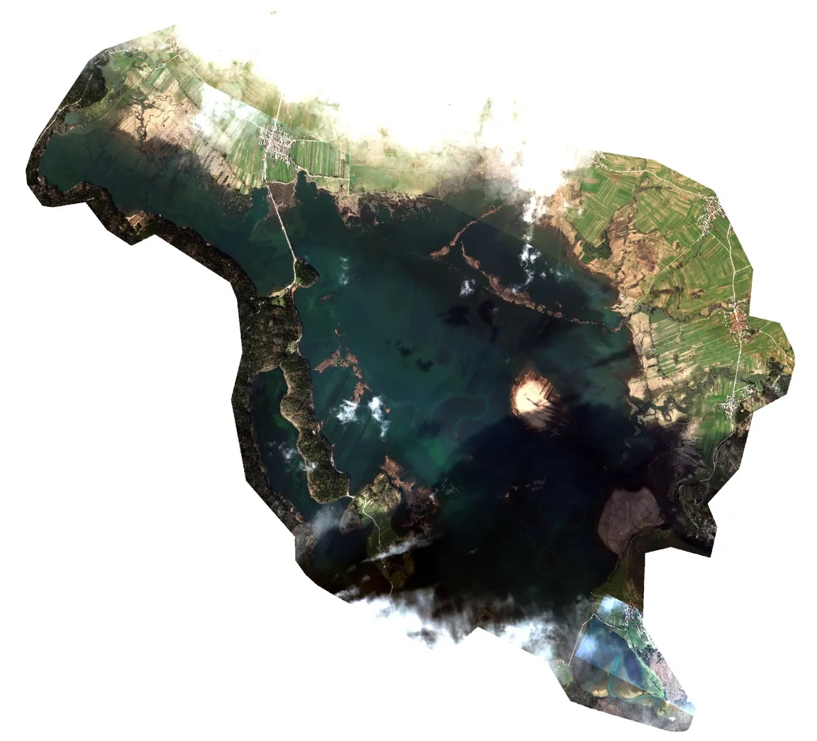 Satelitski posnetek Cerkniškega jezera, ki je bil posnet marca 2025, ko je vodostaj meril približno 434 cm