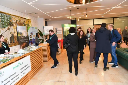 Fotografija ljudi, ki si ogledujejo stojnice na borzi lokalnih ponudnikov iz leta 2025 v Ilirski Bistrici.