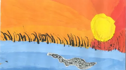 Barvita slika sončnega zahoda nad vodno površino. Nebo je v odtenkih oranžne in rdeče, sonce je prikazano kot svetlo rumen krog. Ob obzorju so črne črte, ki predstavljajo travo ali trstičje. Voda je v modrih tonih, z sivkastim predmetom ali odsevom na površini.