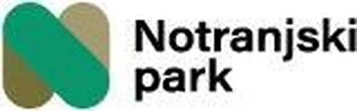 Logotip z dvema prekrivajočima se oblikama – eno zeleno in eno rjavo – ki skupaj tvorita abstraktno črko 'N'. Ob logotipu je napis 'Notranjski park'