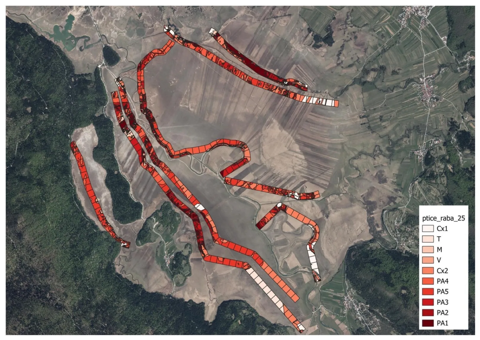 Satelitski posnetek Cerkniškega jezera z označenimi območji, prikazanimi v rdečih in oranžnih odtenkih. Na desni je barvna legenda z oznakami kategorij Cx1, T, M, V, Cx2 ter PA1–PA5.