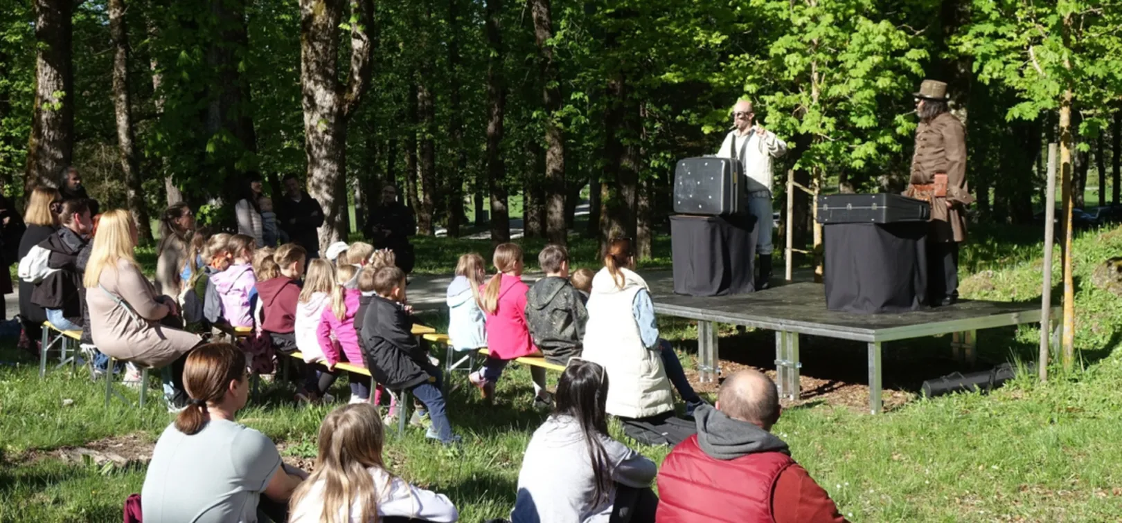 https://notranjski-park.si/assets/uploads/images/original/Novice/LIFE-TRSCA/LIFE-TRSCA_lutkovna-predstava-4.png
