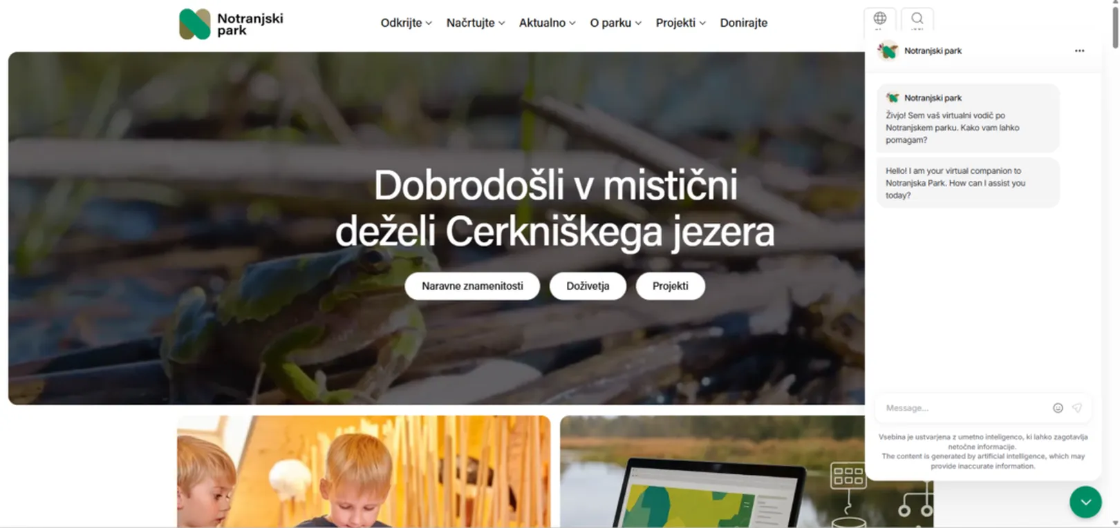 Spletna stran Notranjskega parka z velikim naslovnim pasom, ki prikazuje naravno okolje s skupino zelenih žab ter napisom 'Dobrodošli v mistični deželi Cerkniškega jezera'. Pod glavnim pasom so prikazani trije vsebinski sklopi s fotografijami in ikonami, medtem ko je na desni strani odprto okno spletnega klepeta z avtomatskim pozdravnim sporočilom obiskovalcem.