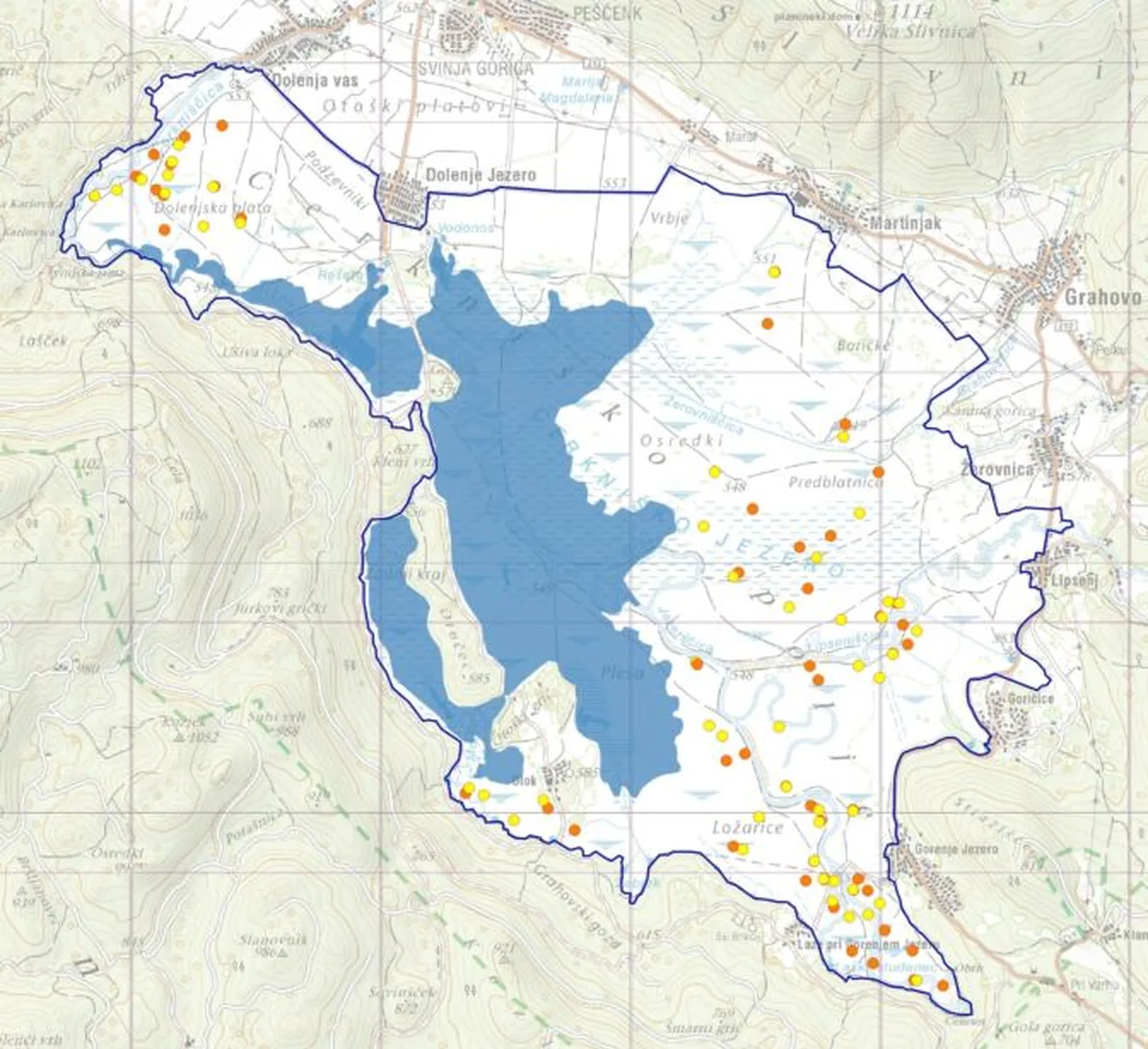Topografski zemljevid območja okoli Dolenjega Jezera z označenimi naselji, cestami, železnico, višinskimi plastnicami ter oranžnimi in rumenimi točkami, ki označujejo lokacije, kjer smo opazili kosce